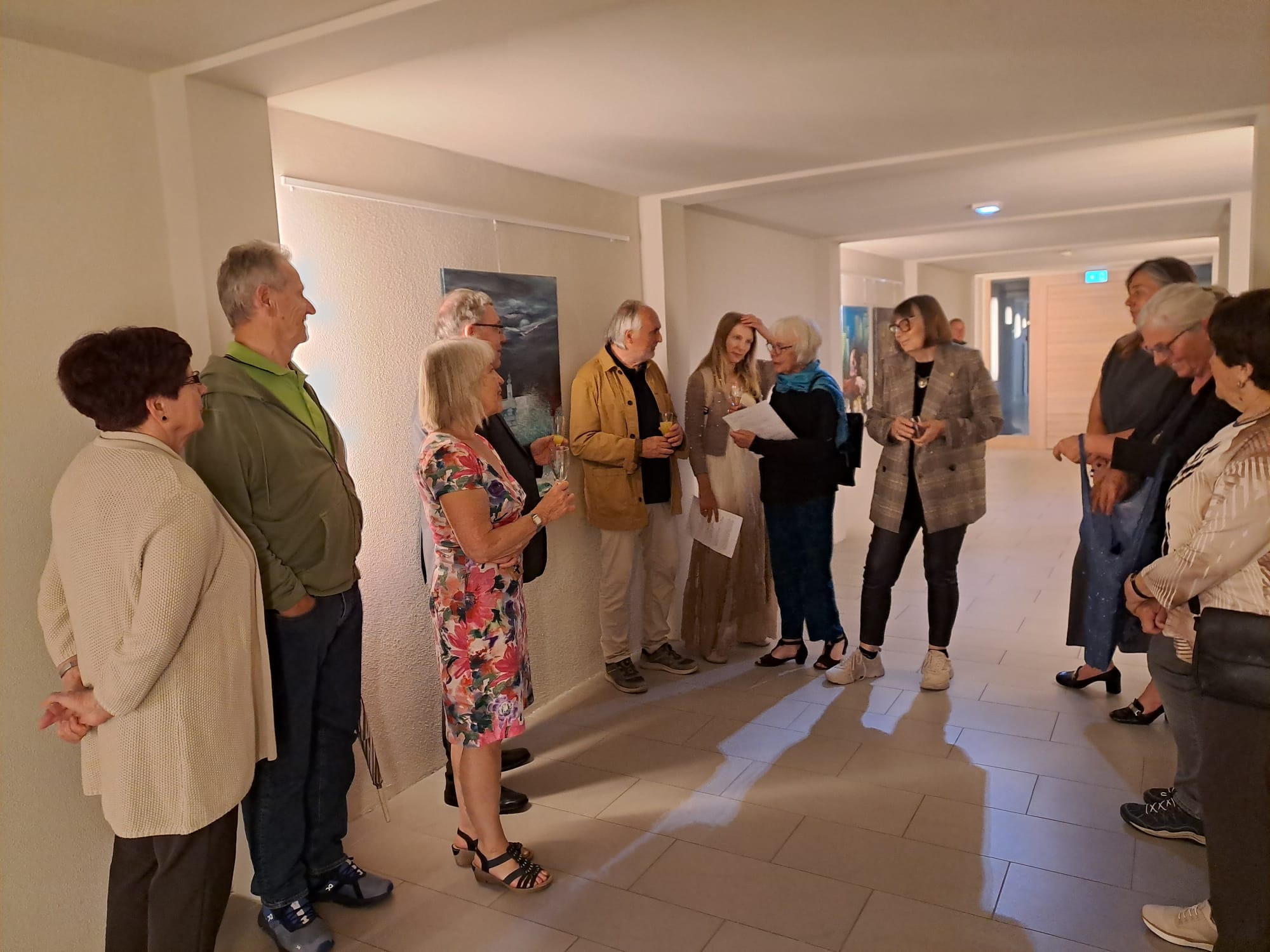 Gäste einer Vernissage in Johannisthal