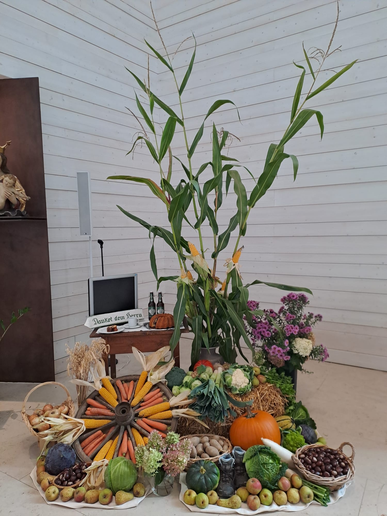 Arrangiertes Obst und Gemüse